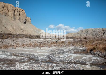 Salz bedeckt Boden der trockenen Flussbett Landschaft in Die Wüste Tabernas Almeria Spanien Natur Abenteuer Reisen Europa Stockfoto