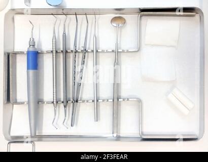 Eine Draufsicht auf verschiedene zahnärztliche Werkzeuge in der Zahnmedizin Büro Stockfoto