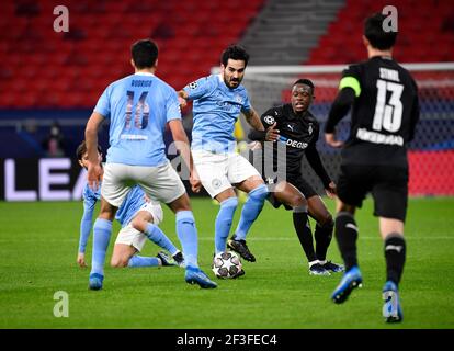 Budapest, Ungarn. März 2021, 16th. Fußball: Champions League, Manchester City - Borussia Mönchengladbach, K.O.-Runde, 16. Runde, 2. Etappe in der Puskas Arena. Ilkay Gündogan (3rd von rechts) von Manchester City und Denis Zakaria von Gladbach in Aktion. Kredit: Marton Monus/dpa/Alamy Live Nachrichten Stockfoto