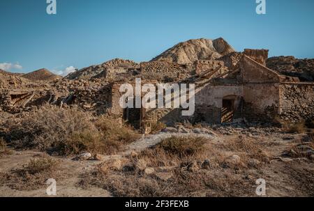 Wohnhausruine eingebettet in die Tabernas Desert Hill Landschaft Spanien Stockfoto