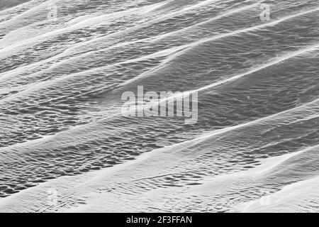 Schwarz-Weiß-Ansicht von Wind gemeißelten Mustern in Neuschnee; in der Nähe der Madonna Mine; Monarch Pass; Colorado; USA Stockfoto