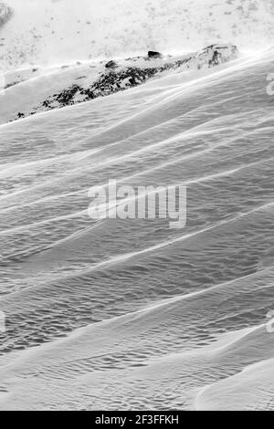 Schwarz-Weiß-Ansicht von Wind gemeißelten Mustern in Neuschnee; in der Nähe der Madonna Mine; Monarch Pass; Colorado; USA Stockfoto