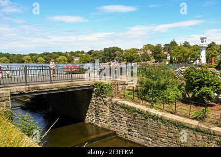 Cardiff, Wales - Juli 2020: Menschen, die auf einer Brücke über den Überlaufkanal zum Roath Park Lake in Cardiff wandern. Stockfoto