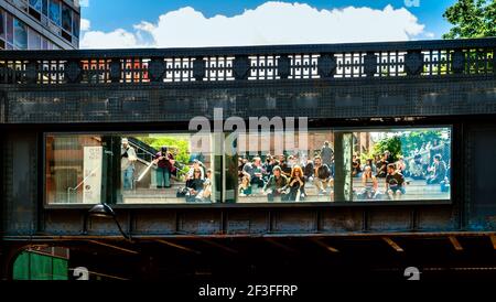 New York City, USA, Mai 2019, Blick auf einige Menschen auf der High Line Observation Deck auf 10th Ave und 17th St in Manhattan Stockfoto