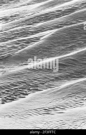 Schwarz-Weiß-Ansicht von Wind gemeißelten Mustern in Neuschnee; in der Nähe der Madonna Mine; Monarch Pass; Colorado; USA Stockfoto