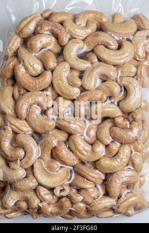 Cashewnüsse vakuumversiegelt in klarem Kunststoff. Produkt aus Brasilien Stockfoto