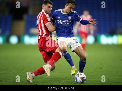 Sam Vokes (links) von Stoke City und Tom Sang von Cardiff City kämpfen während des Sky Bet Championship-Spiels im Cardiff City Stadium in Cardiff um den Ball. Bilddatum: Dienstag, 16. März 2021. Stockfoto