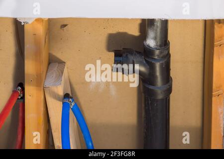 Reparatur von Kunststoff-Polypropylen-Wasserleitungen im Loch in der Wand Im heimischen Badezimmer Stockfoto