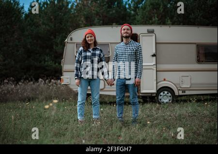 Romantisches Paar verbringt Zeit zusammen in der Nähe von Wohnwagen zu Hause Stockfoto