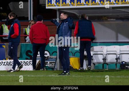 Dens Park, Dundee, Großbritannien. März 2021, 16th. Scottish Championship Football, Dundee FC gegen Ayr United; Dundee-Manager James McPake zeigt seine Verbrüderung mit seinem Team Credit: Action Plus Sports/Alamy Live News Stockfoto