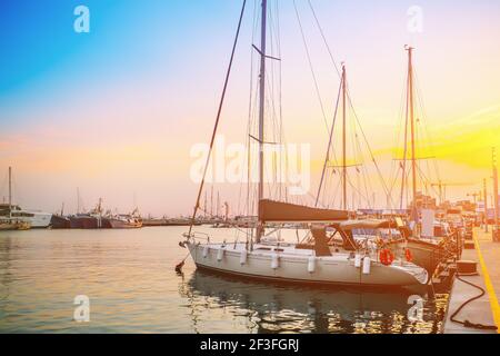 Boote und Yachten im Meer Marina in alten Limassol Hafen bei Sonnenuntergang, Hafen in mittelmeerküste, Limassol, Zypern. Stockfoto