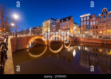 Amsterdam, Niederlande Blick auf das Stadtbild auf den Kanälen bei Nacht. Stockfoto