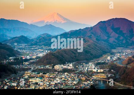 Otsuki, Japan Skyline mit Mt. Fuji an der Dämmerung. Stockfoto