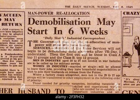 „die Demobilisierung kann in 6 Wochen beginnen“, so die Tageszeitung Daily Sketch (Replik) vom 8. Mai 1945, die den VE Day feiert. Stockfoto