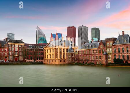 Den Haag, Niederlande Stadtbild in der Dämmerung. Stockfoto