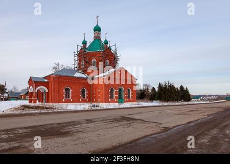 Kirche der lebensspendenden Dreifaltigkeit im Dorf Elizarovo, Jaroslawl Region, Russland Stockfoto