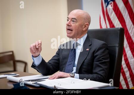 Washington, Vereinigte Staaten Von Amerika. März 2021, 15th. US-Heimatschutzminister Alejandro Mayorkas nimmt an einer virtuellen Konferenz mit Bundesinnenminister Horst Seehofer am 15. März 2021 in Washington, DC Teil. Quelle: Planetpix/Alamy Live News Stockfoto