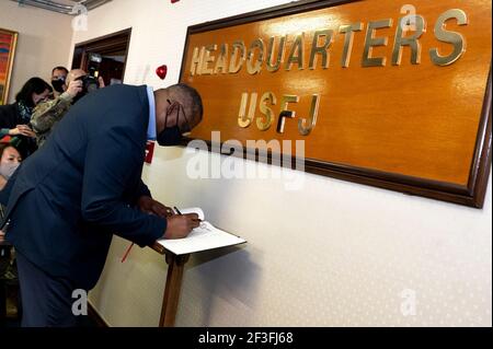 Tokio, Japan. März 2021, 14th. US-Verteidigungsminister Lloyd J. Austin III, unterschreibt das Gästebuch im Hauptquartier der US-Streitkräfte Japan auf der Yokota Air Force Base, 15. März 2021 in Fussa, West Tokyo, Japan. Quelle: Planetpix/Alamy Live News Stockfoto