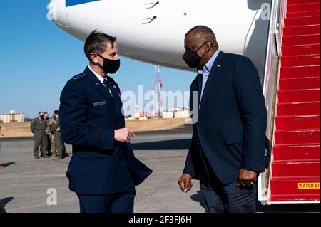 Tokio, Japan. März 2021, 14th. US-Verteidigungsminister Lloyd J. Austin III, rechts, wird vom Kommandanten der US-Streitkräfte Japan, LT. General Kevin Schneider, bei der Ankunft auf der Yokota Air Force Base am 15. März 2021 in Fussa, West Tokyo, Japan, begrüßt. Quelle: Planetpix/Alamy Live News Stockfoto