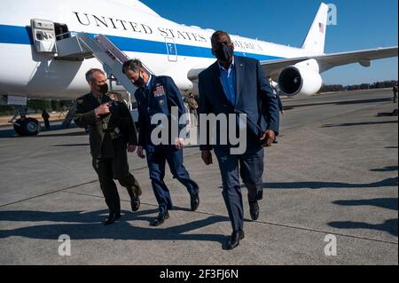 Tokio, Japan. März 2021, 14th. US-Verteidigungsminister Lloyd J. Austin III, rechts, geht mit Kommandant der US-Streitkräfte Japan, LT. General Kevin Schneider, Mitte, und der stellvertretende Kommandant Brig. General James Wellons, bei der Ankunft auf der Yokota Air Force Base am 15. März 2021 in Fussa, West Tokyo, Japan. Quelle: Planetpix/Alamy Live News Stockfoto