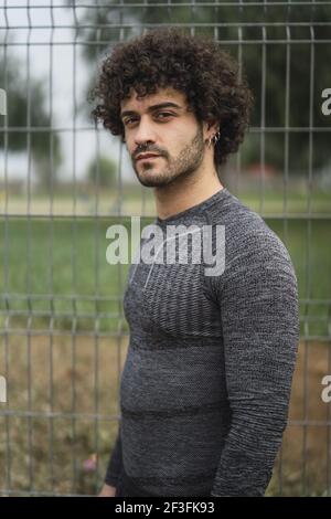 Ein junger Athletic Spanish machen posiert auf einem Sportplatz Stockfoto