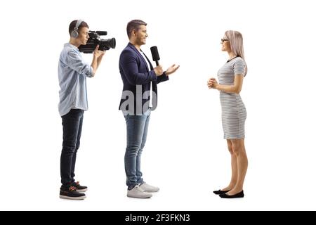 Ein Reporter interviewte eine junge Frau und einen Kameramann Isoliert auf weißem Hintergrund Stockfoto