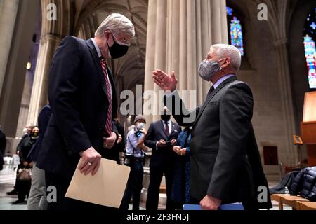 Washington, Usa. März 2021, 16th. Dr. Anthony Fauci (R), Direktor des US-amerikanischen National Institute of Allergy and Infectious Diseases, spricht mit Dr. Francis Collins, Direktor der National Institutes of Health, bei einer Veranstaltung, bei der religiöse Führer aller Glaubensrichtungen einen COVID-19-Impfstoff erhielten, um das Bewusstsein zu unterstreichen, In der National Cathedral in Washington, DC am Dienstag, 16. März 2021. Foto von Kevin Dietsch/UPI Kredit: UPI/Alamy Live News Stockfoto