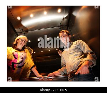 Elijah Wood mit Heloise Williams von Heloise und dem Savoir Faire in einem Hotel in Sohophotograph von David Sandison The Unabhängige 8/4/2008 Stockfoto