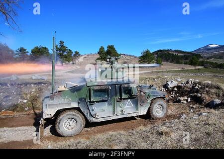 Postonja, Slowenien. März 2021, 16th. Ein Fallschirmjäger der US-Armee, der der Dog Company zugewiesen wurde, 1st Bataillon, 503rd Infanterie-Regiment, 173rd Luftbrigade, feuert Panzerabwehr, ABSCHLEPPRAKETE von einem Humvee während der Übung Eagle Sokol 21 auf Pocek Range 16. März 2021 in Postonja, Slowenien. Quelle: Planetpix/Alamy Live News Stockfoto