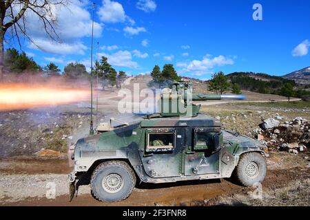 Postonja, Slowenien. März 2021, 16th. Ein Fallschirmjäger der US-Armee, der der Dog Company zugewiesen wurde, 1st Bataillon, 503rd Infanterie-Regiment, 173rd Luftbrigade, feuert Panzerabwehr, ABSCHLEPPRAKETE von einem Humvee während der Übung Eagle Sokol 21 auf Pocek Range 16. März 2021 in Postonja, Slowenien. Quelle: Planetpix/Alamy Live News Stockfoto