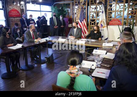Denver, Vereinigte Staaten Von Amerika. März 2021, 16th. US-Vizepräsident Kamala Harris und zweiter Gentleman Doug Emhoff sprechen mit Kleinunternehmern, um den amerikanischen Rettungsplan bei Maria Empanada am 16. März 2021 in Denver, Colorado, zu besprechen. Quelle: Planetpix/Alamy Live News Stockfoto
