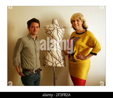 Elijah Wood mit Heloise Williams von Heloise und dem Savoir Faire in einem Hotel in Sohophotograph von David Sandison The Unabhängige 8/4/2008 Stockfoto