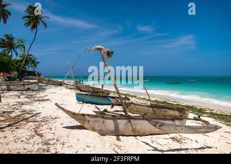 Traditionelle Holzdhow-Boote am White Sand Beach mit erstaunlichem türkisfarbenem Wasser im Indischen Ozean im Dorf Nungwi, Sansibar, Tansania Stockfoto