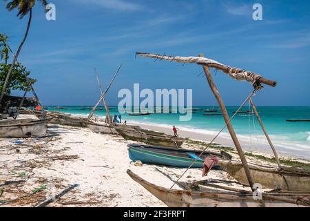 Traditionelle Holzdhow-Boote am White Sand Beach mit erstaunlichem türkisfarbenem Wasser im Indischen Ozean im Dorf Nungwi, Sansibar, Tansania Stockfoto