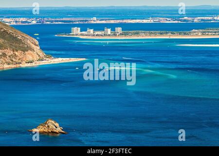 Mündung des Flusses Sado in Portugal, mit Figueirinha Strand und der Halbinsel Troia aus dem Aussichtspunkt in Serra da Arrábida gesehen. Stockfoto