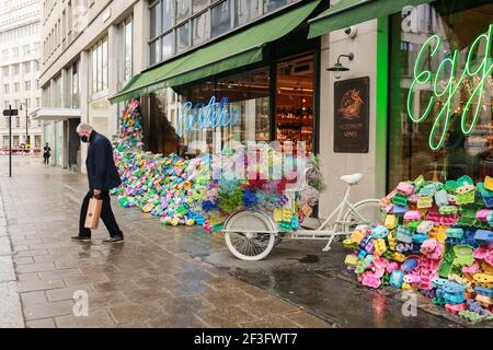 London, Großbritannien. 13. März 2021. Osterkunstinstallation vor dem Hedonismus Weine Credit: Waldemar Sikora Stockfoto