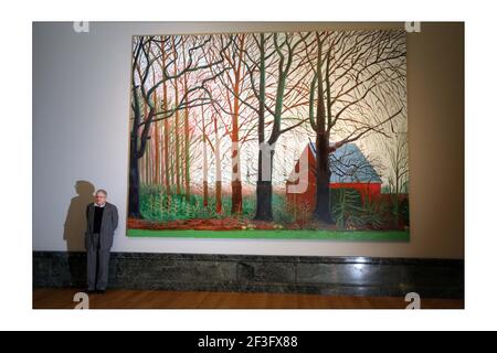 Der britische Künstler David Hockney (L) posiert für Fotografien neben einem Ausschnitt seines Gemäldes 'Bigger Tree's Near Warter', in der Tate Britain in London. David Hockney hat das Kunstwerk der Tate Britainphotograph von David Sandison The Independent 7/4/2008 geschenkt Stockfoto