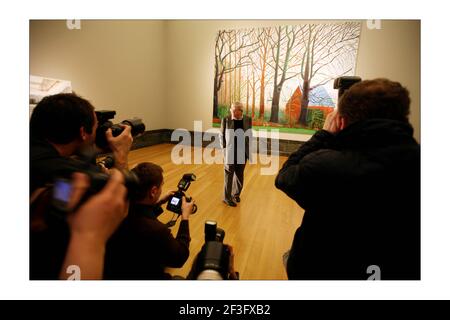 Der britische Künstler David Hockney (L) posiert für Fotografien neben einem Ausschnitt seines Gemäldes 'Bigger Tree's Near Warter', in der Tate Britain in London. David Hockney hat das Kunstwerk der Tate Britainphotograph von David Sandison The Independent 7/4/2008 geschenkt Stockfoto