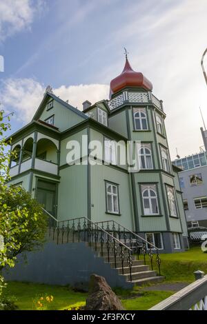 REYKJAVIK, ISLAND - 09. Jul 2019: Reykjavik, Island 2019. Juli: Historisches Holzhaus in der Innenstadt von Reykjavik, Island Stockfoto