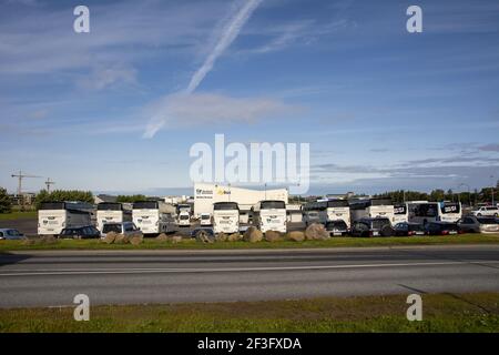 Reykjavik, Island, Juli 2019: BSI Bus Terminal, Reykjavik Ausflüge und Flybus Parkplatz Stockfoto