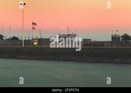 Chicago, Illinois, USA. Schloss, das eine Verbindung zwischen dem Chicago River und Lake Michigan bietet. Stockfoto