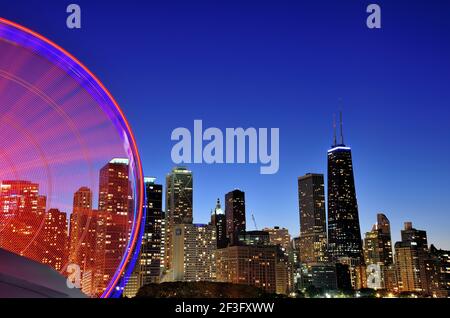 Chicago, Illinois, USA. Die Nacht überwindet die Dämmerung über dem Riesenrad am Navy Pier und der Skyline der Stadt. Stockfoto