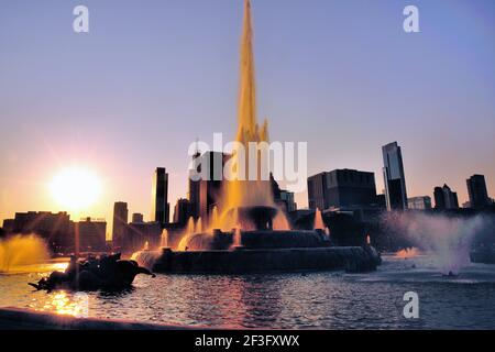 Chicago, Illinois, USA. Der Buckingham Fountain reflektiert und sonnt sich an einem Spätsommerabend in der untergehenden Sonne. Stockfoto