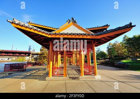 Chicago, Illinois, USA. Chinesische Pagode im Ping Tom Memorial Park in Chinatown. Stockfoto