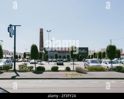 21 Rue Eugene Dor in La Rochelle mit großen neuen Intermarche La Pallice Stockfoto