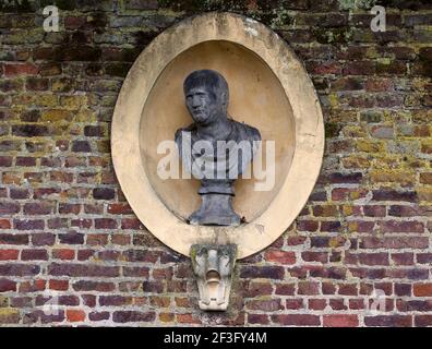 Nische in Backsteinmauer mit Büste in den Gärten von Ham House, einem denkmalgeschützten National Trust 17th Jahrhundert Haus an der Themse Stockfoto