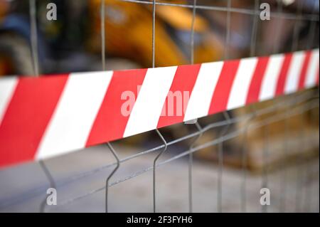 Detail eines weißen und roten Markierungsbandes, das A markiert Öffentliche Baustelle an einer Stadtstraße Stockfoto