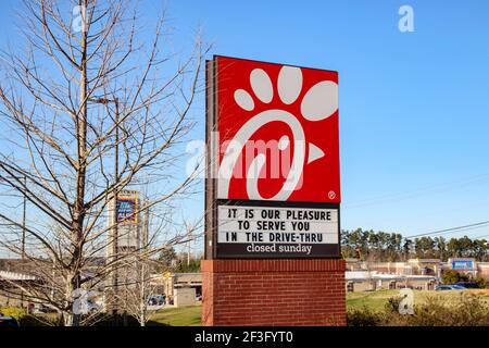 Columbia County, GA USA - 02 23 21: Chick fil EIN Restaurant Straßenschild an einem klaren Tag Stockfoto