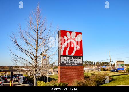 Columbia County, GA USA - 02 23 21: Chick fil EIN Restaurant Straßenschild an einem klaren Tag und Menschen Stockfoto