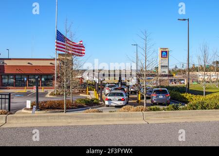 Columbia County, GA USA - 02 23 21: Chick fil EIN Restaurant Gouverneur bestellt Flaggen Half-Staff für Rush Limbaugh Stockfoto